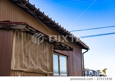 If you leave the galvanized iron peeling off in the lower house 87415436