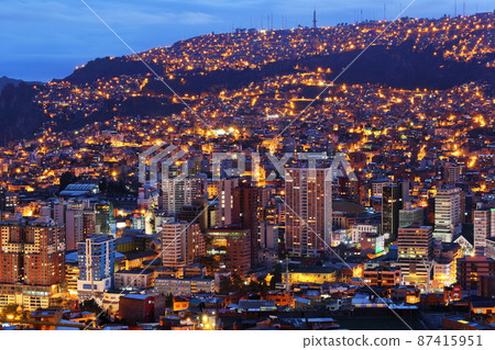 南美洲玻利維亞首都拉巴斯的夜景 87415951