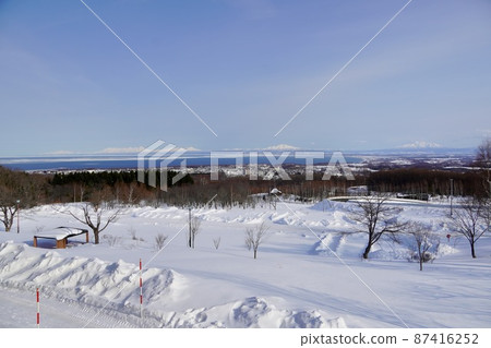 從鄂霍次克流冰館正面看到的知床半島 87416252