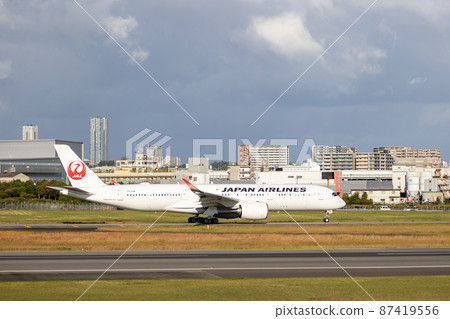Scenery of Osaka Airport ・ Taxiing passenger plane ・ Japan Airlines ・ A350 87419556