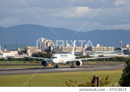 從大阪機場起飛的客機,日本航空公司,A350 從大阪機場起飛的客機,日本航空公司,A350 87419615