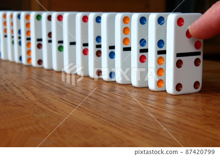 Line of dominoes 87420799