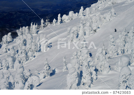 A bird's-eye view of the snow monsters in the Yamagata Zao tree ice field from the ropeway A bird's-eye view of the snow monsters in the Yamagata Zao tree ice field from the ropeway 87423083