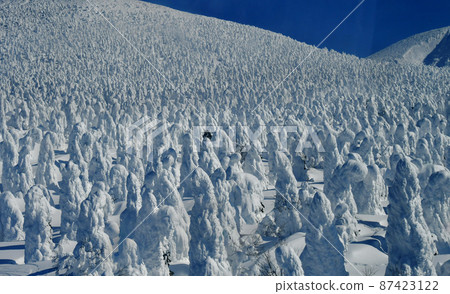 A bird's-eye view of the snow monsters in the Yamagata Zao tree ice field from the ropeway 87423122