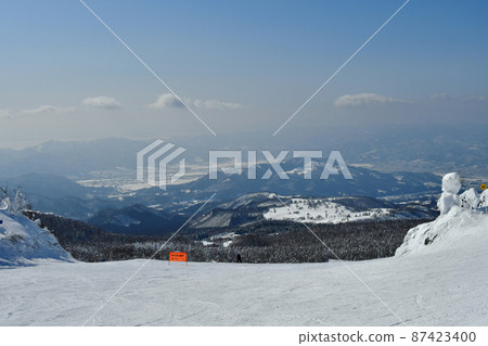 俯瞰百萬人滑雪場或上山盆地的山形藏王滑雪場 87423400