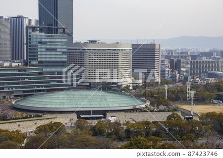 大阪城大廳的屋頂和從上面看到的大阪市容 大阪城大廳的屋頂和從上面看到的大阪市容 87423746