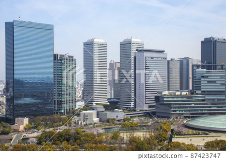 大阪城市景觀與大阪城堡大廳的屋頂和從上面看到的摩天大樓 大阪城市景觀與大阪城堡大廳的屋頂和從上面看到的摩天大樓 87423747