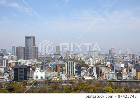 有櫻花和大阪都市風景的大阪城公園 有櫻花和大阪都市風景的大阪城公園 87423748