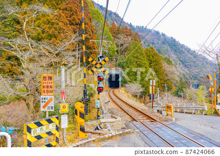 Railroad crossing (Shiromaru Station on the Ome Line) 87424066