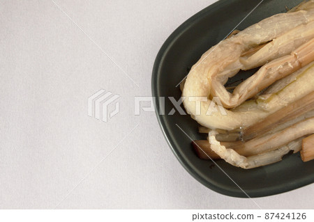 Dried zuiki rehydrated with water 87424126