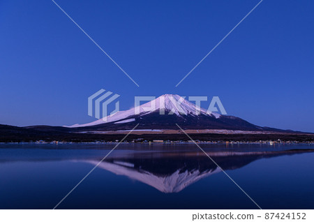 (Yamanashi Prefecture) Lake Yamanaka at dawn, upside down Fuji (Yamanashi Prefecture) Lake Yamanaka at dawn, upside down Fuji 87424152