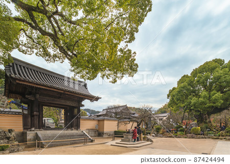 [九州/太宰府]以牛雕像和明治維新的源頭而聞名的Enjuoin大門。 87424494