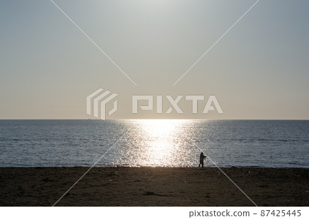 The sea that reflects the sun and shines The sea that reflects the sun and shines 87425445