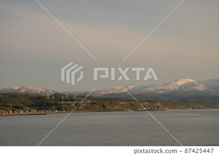 Mountains of remaining snow and the sea Mt. Shokanbetsu Mountains of remaining snow and the sea Mt. Shokanbetsu 87425447
