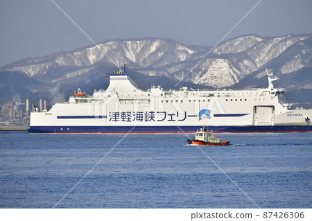 早春在北海道函館市函館港用拖船拍攝風景 87426306