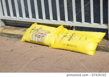 Granular calcium chloride (anti-slip agent) Granular calcium chloride (anti-slip agent) 87426391