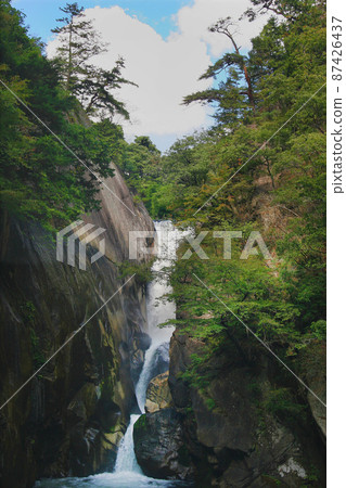 Senmo Falls, a highlight of Shosenkyo Gorge, falls down a sharp rocky area and the water splashes violently, creating negative ions. 87426437