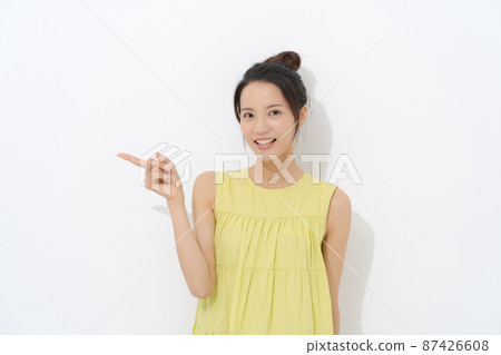 Female portrait in her 20s, upper body Female portrait in her 20s, upper body 87426608