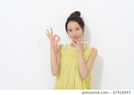 Female portrait in her 20s, upper body 87426645