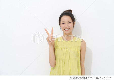 20 多歲的女性肖像,上半身 20 多歲的女性肖像,上半身 87426986