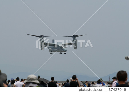 Right side of the MV-22 Osprey in flight and the audience Right side of the MV-22 Osprey in flight and the audience 87427046