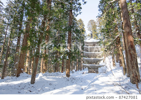 燈火通明的羽黑山五層塔 冬季風景 山形縣 燈火通明的羽黑山五層塔 冬季風景 山形縣 87427081