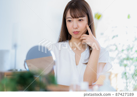 Women suffering from skin trouble 87427189