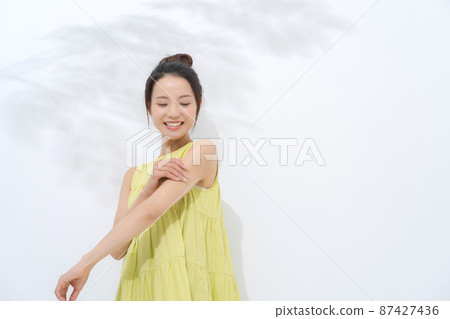 Female portrait in her 20s summer Female portrait in her 20s summer 87427436