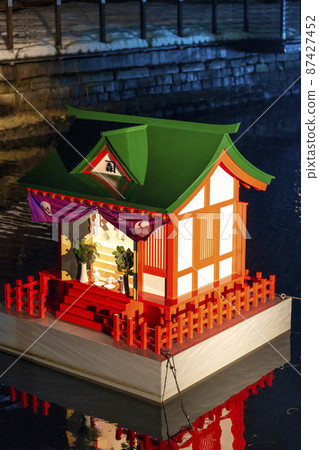 燈火通明的“漂浮在海中的神社 金森神社” 北海道函館 87427452