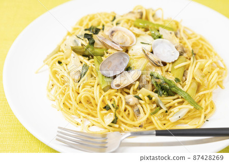 Delicious rape blossoms and asparagus vongole pasta Delicious rape blossoms and asparagus vongole pasta 87428269