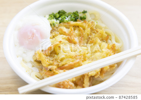 Tempura udon with delicious hot spring eggs 87428585