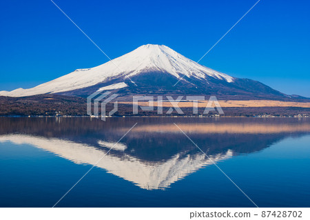 山中湖倒立的富士山冬景 87428702