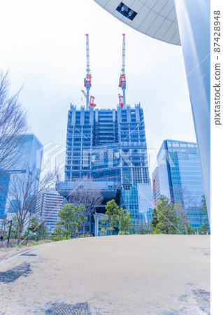 Skyscraper under construction in the office district 87428948