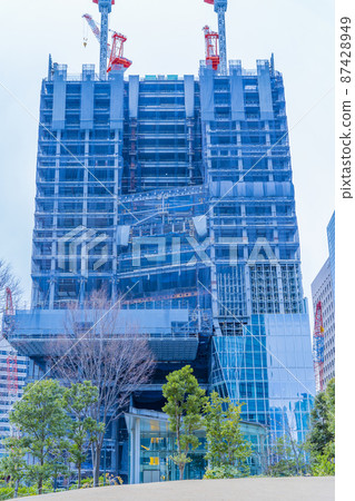 Skyscraper under construction in the office district 87428949