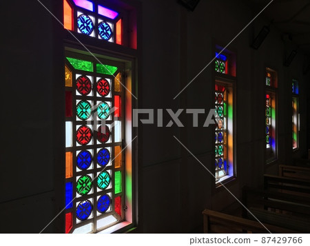 五島群島福江島Kaitsu教堂的彩色玻璃 87429766