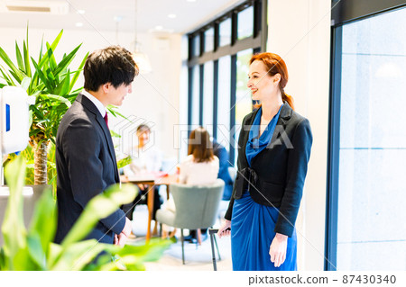 Overseas guests checking in at the hotel 87430340