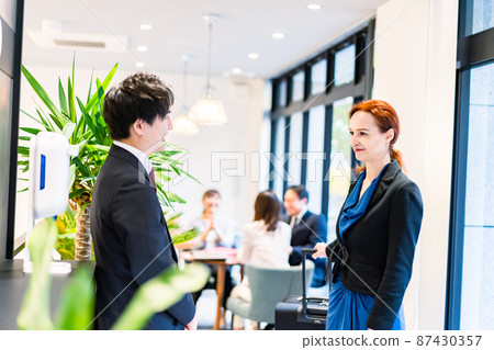 Overseas guests checking in at the hotel 87430357