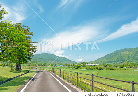 Hiruzen高原初夏和新鮮綠色騎行的形象 87430638