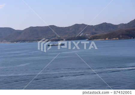 半島表面的藍海景觀，藍天和山脈，一艘大船和船的痕跡 87432001
