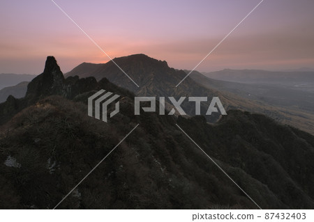 黃昏的貓天狗山峰 87432403