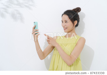 婦女有智能手機白色背景 婦女有智能手機白色背景 87433330