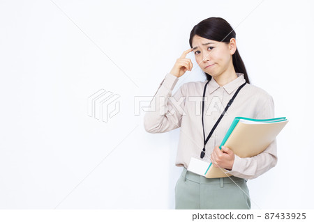 A business woman in her thirties who is worried 87433925