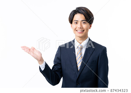 白色背景的年輕男性商人 87434323