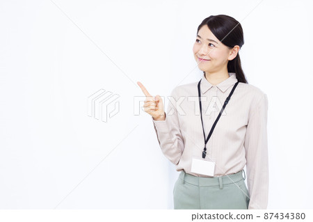 一位三十多歲的女商人介紹 87434380
