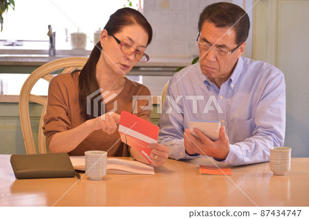 有存摺的妻子，有計算器的丈夫，領取難以管理家庭預算的養老金的老年夫婦 87434747