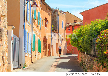 Roussillon, a beautiful village in southern France 87435130
