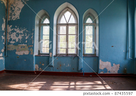 Interior of old abandoned Sharovka palace, also known as Sugar Palace in Kharkov region, Ukraine 87435597