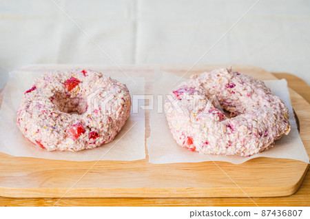 Molded oatmeal, tofu and strawberry muffins Molded oatmeal, tofu and strawberry muffins 87436807