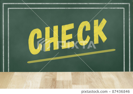 黑板上寫的“CHECK”黃色字母 黑板上寫的“CHECK”黃色字母 87436846