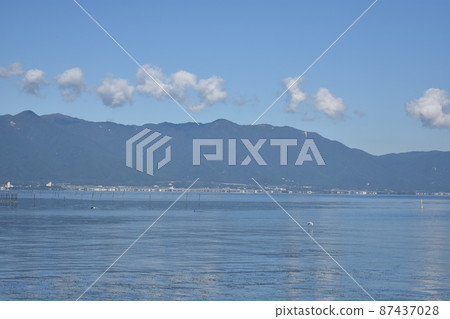 秋天的琵琶湖和平山，可愛的圓白雲和白鳥 87437028